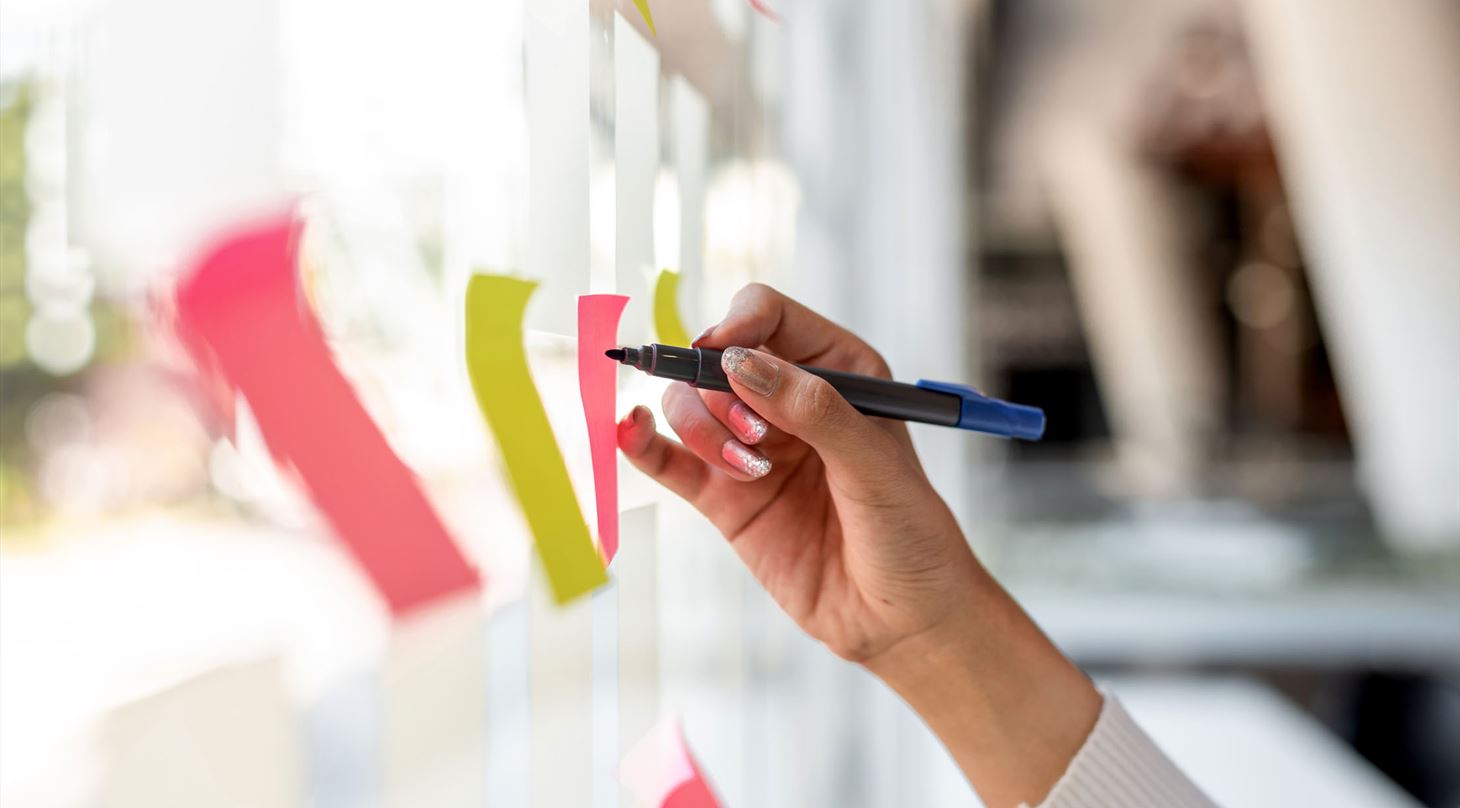 Få 6 tips til den gode brainstorm, og bliv klogere på, hvordan du få de gode idéer
